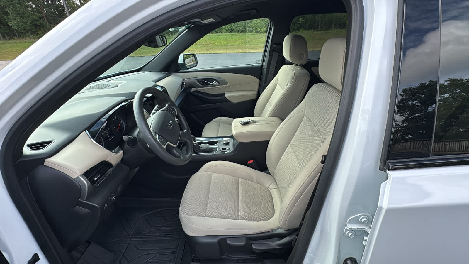 2023 Chevrolet Traverse LS - Photo 6
